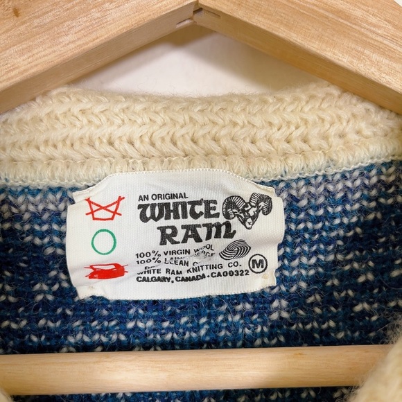 WHITE RAM | VINTAGE KNITTED VIRGIN  WOOL SNOWFLAKES SWEATER CARDIGAN - Picture 10 of 15